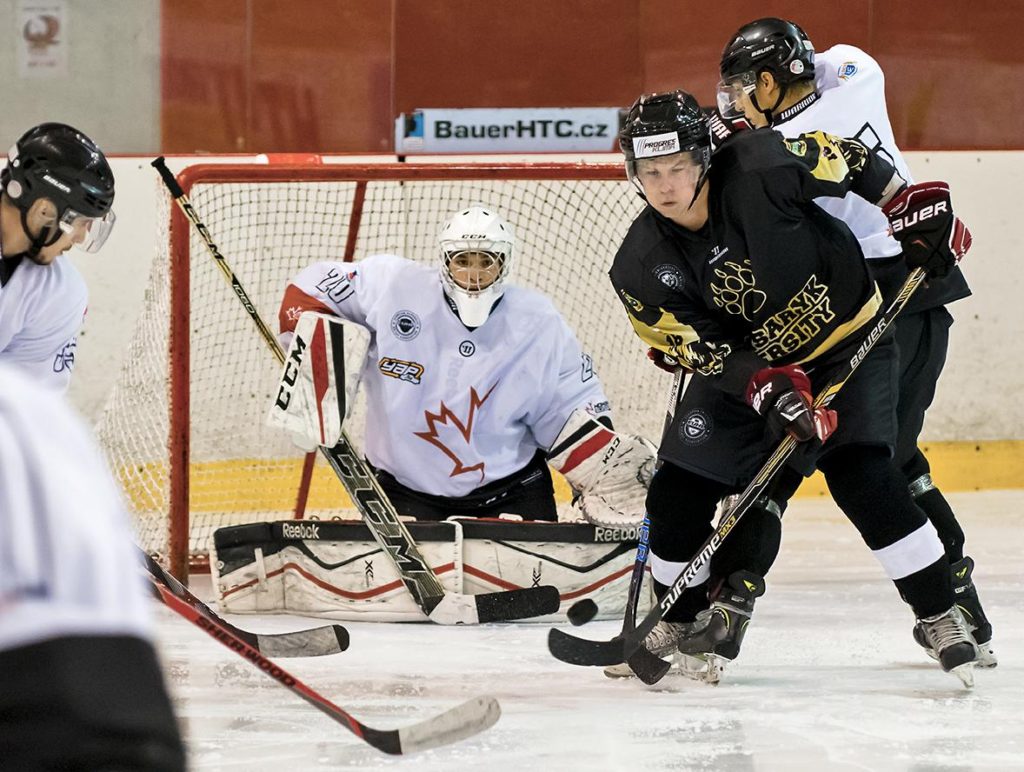 Jan Vaverka v souboji před brankou Budapešti. Foto: Roman Kantor